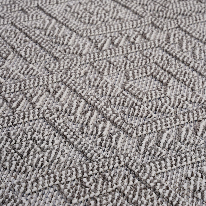 Guros - 8' X 10' Traditional Indoor / Outdoor Area Rug - White